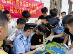 位通过设立征询台、摆放展板、发放宣传材料等